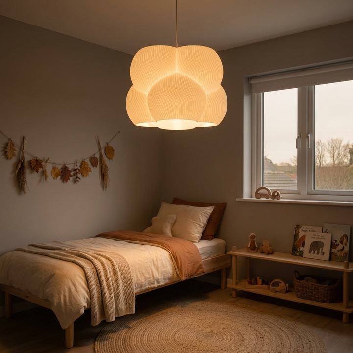 Bubble Lampenschirm Weiß als Pendelleuchte im Kinderzimmer, warmes Licht über dem Bett