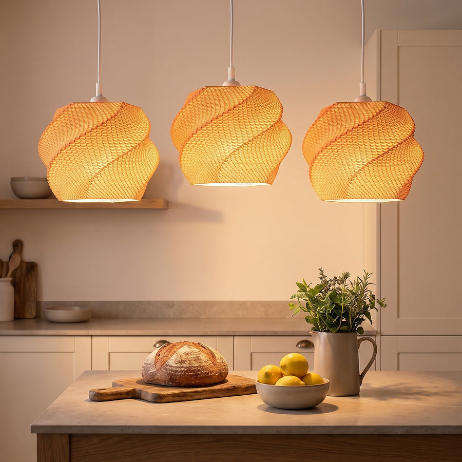 Drei Wave Lampenschirme Orange L (30 cm) in einer Reihe über der Kücheninsel, warm leuchtend