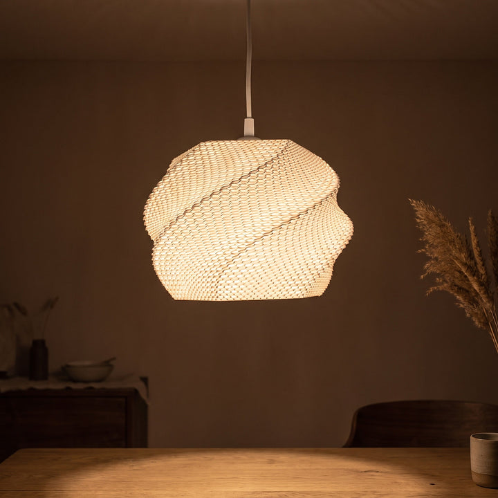 Wave Lampenschirm Weiß XL (35 cm) über dem Esstisch am Abend, warmer Lichtkegel auf dem Holz