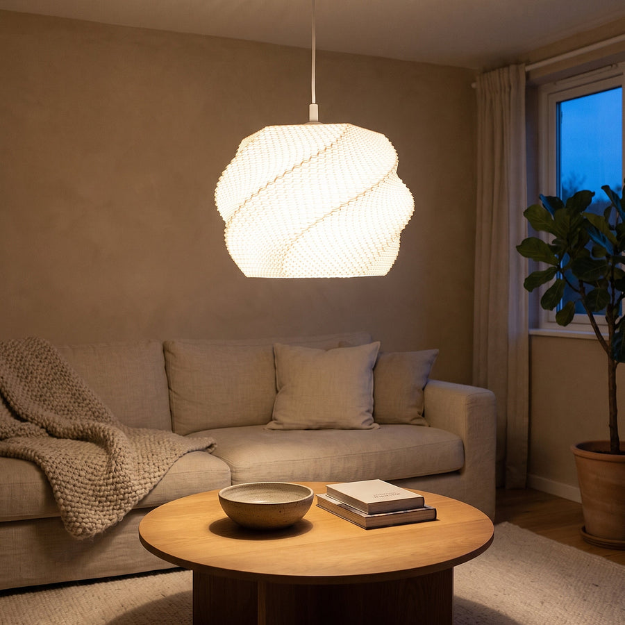 Wave Lampenschirm Weiß XL (35 cm) als Pendelleuchte über dem Couchtisch, warm leuchtend im Abendlicht