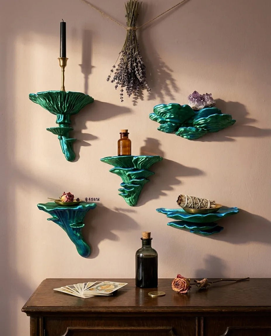Pilzwandregal-Set 5-teilig in Blau/Grün an altrosa Wand mit Lavendel