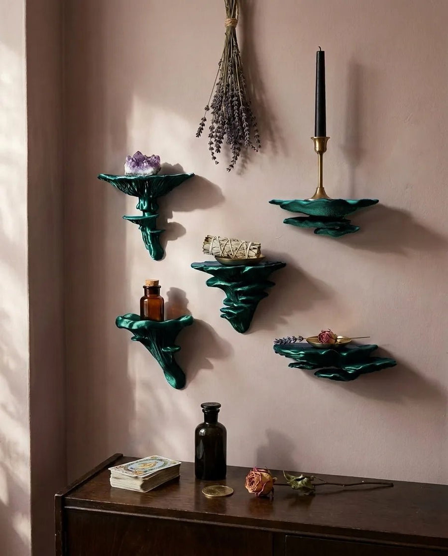 Pilzwandregal-Set 5-teilig in Blau/Schwarz vor altrosa Wand mit Amethyst, hängendem Lavendelbund, Salbeibündel und Apothekerfläschchen, darunter eine dunkle Kommode