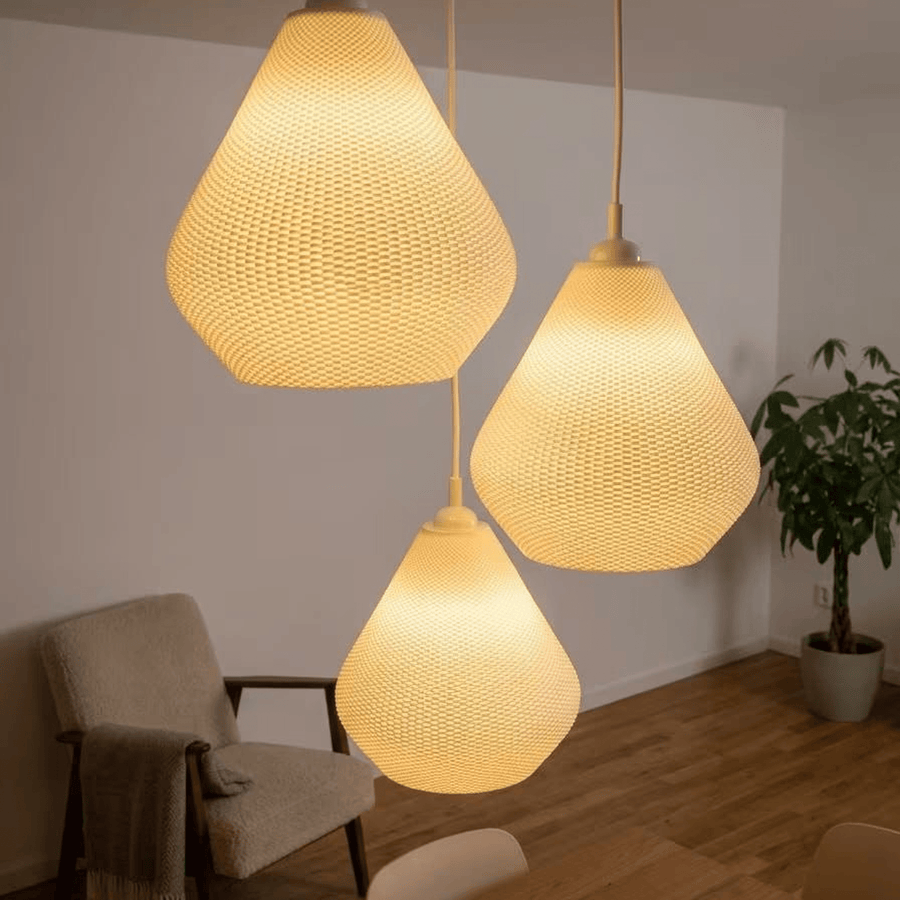 Drei Lun Lampenschirme in Weiß, eingeschaltet als Hängelampen im Wohnzimmer