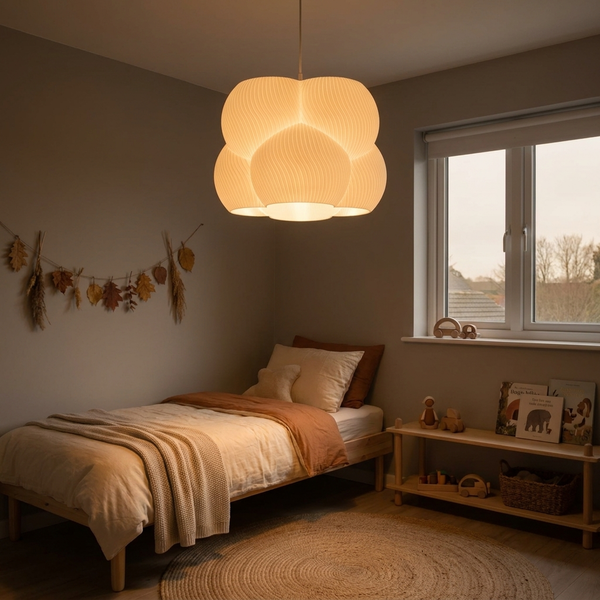 Bubble Lampenschirm Weiß als Pendelleuchte im Kinderzimmer, warmes Licht über dem Bett
