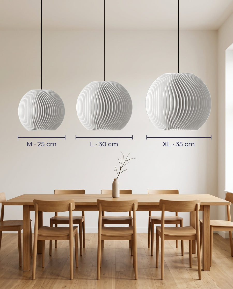 Onda Kugel-Lampenschirm in Weiß in den Größen M 25 cm, L 30 cm und XL 35 cm über dem Esstisch