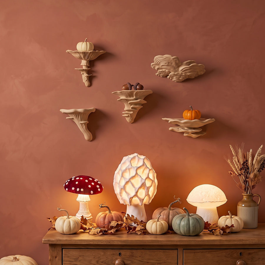 Pilzwald-Set in Beige mit Herbstdeko und Kürbissen, darunter Fliegenpilz-, Morchel- und Steinpilz-Pilzlampe.