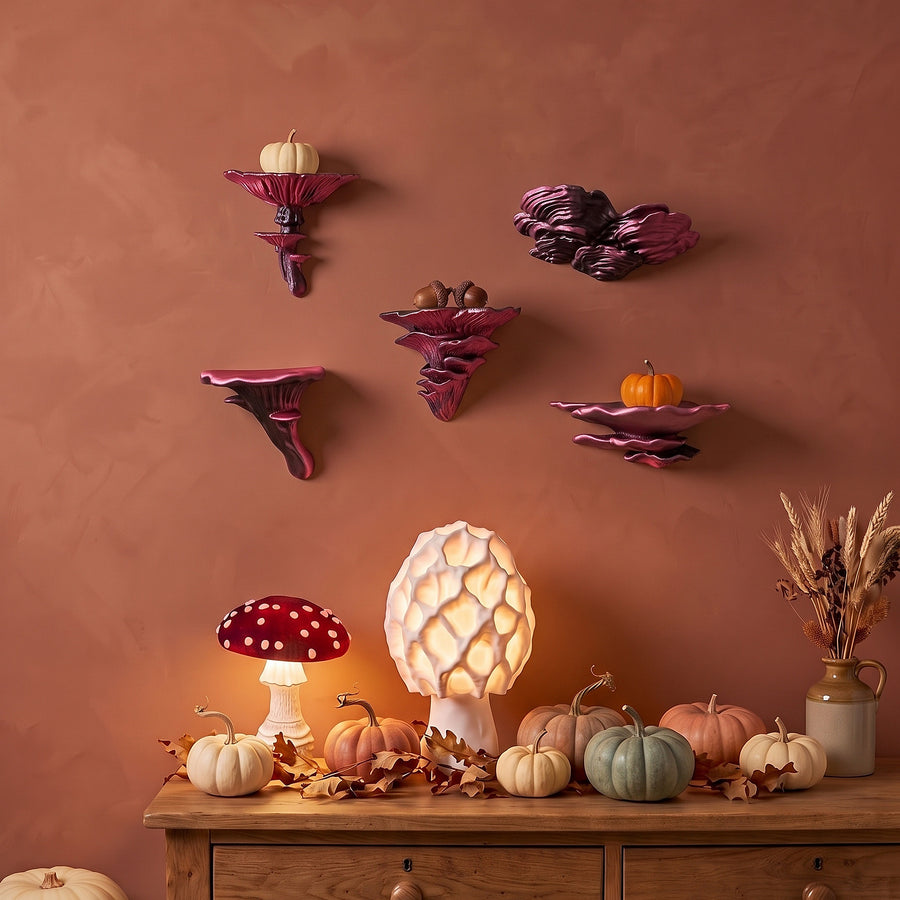 Pilzwald-Set in Pink-Schwarz mit Herbstdeko und Kürbissen, darunter Fliegenpilz- und Morchel-Pilzlampe.