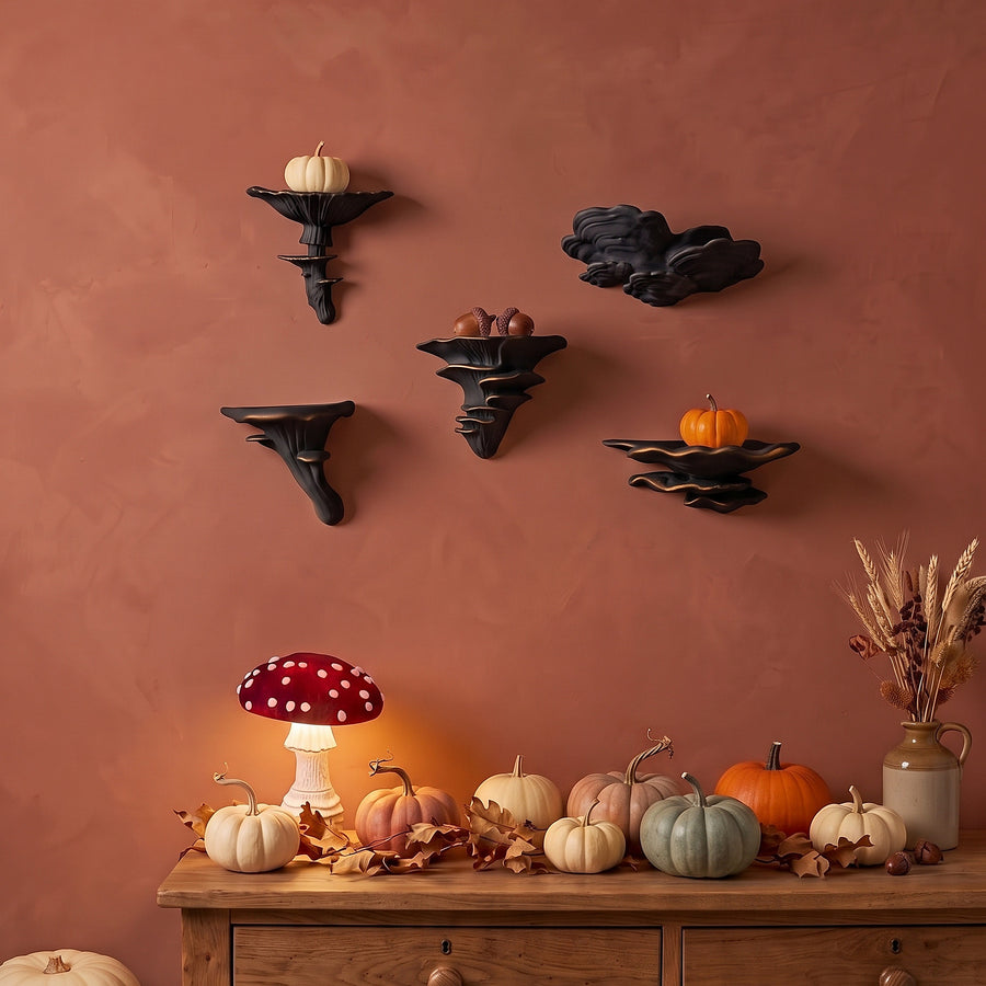 Pilzwald-Set in Schwarz mit Herbstdeko und Kürbissen, darunter Fliegenpilz-Pilzlampe.