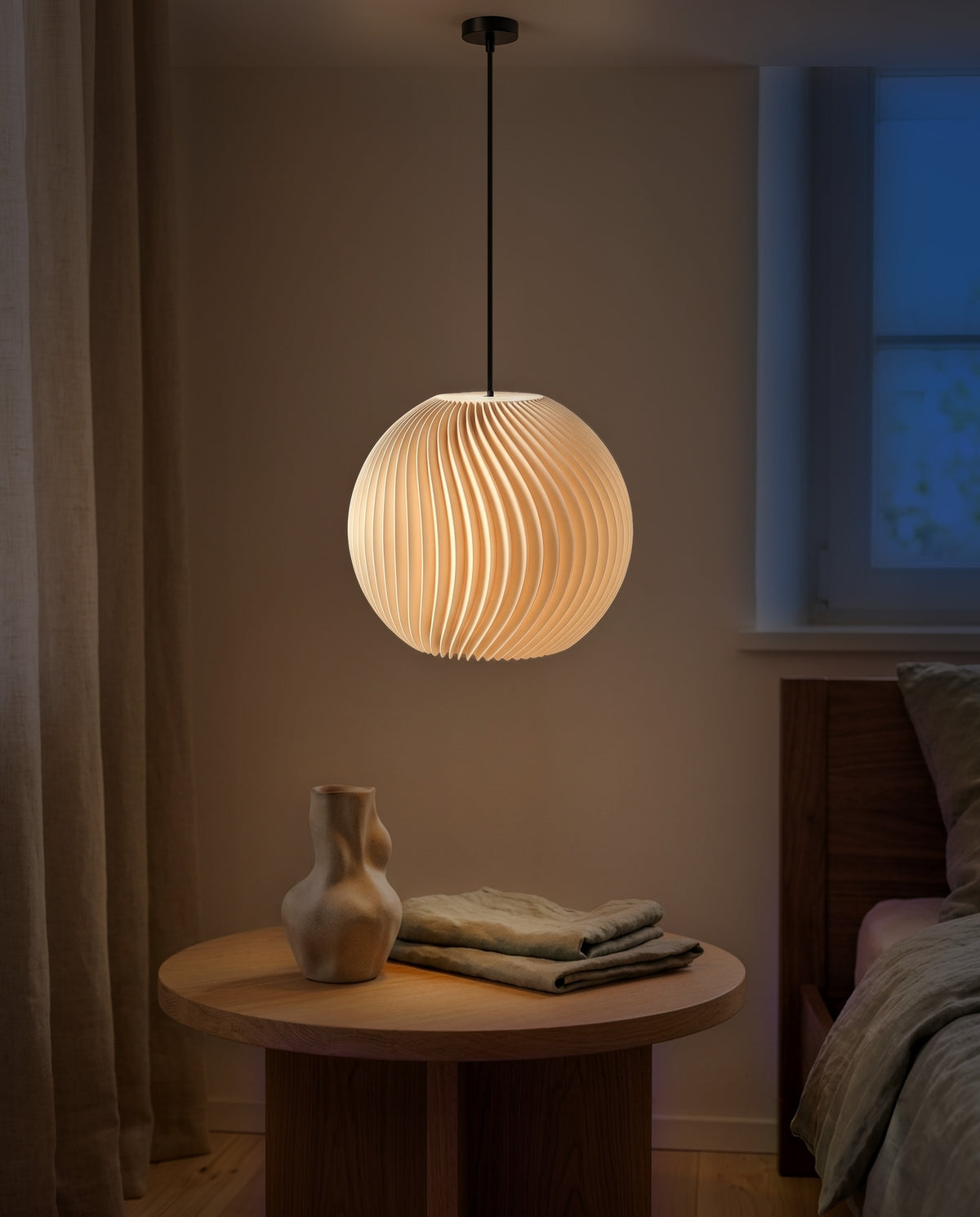Onda Lampenschirm Kugel in Beige als Pendelleuchte im Schlafzimmer, am Abend gedimmt eingeschaltet