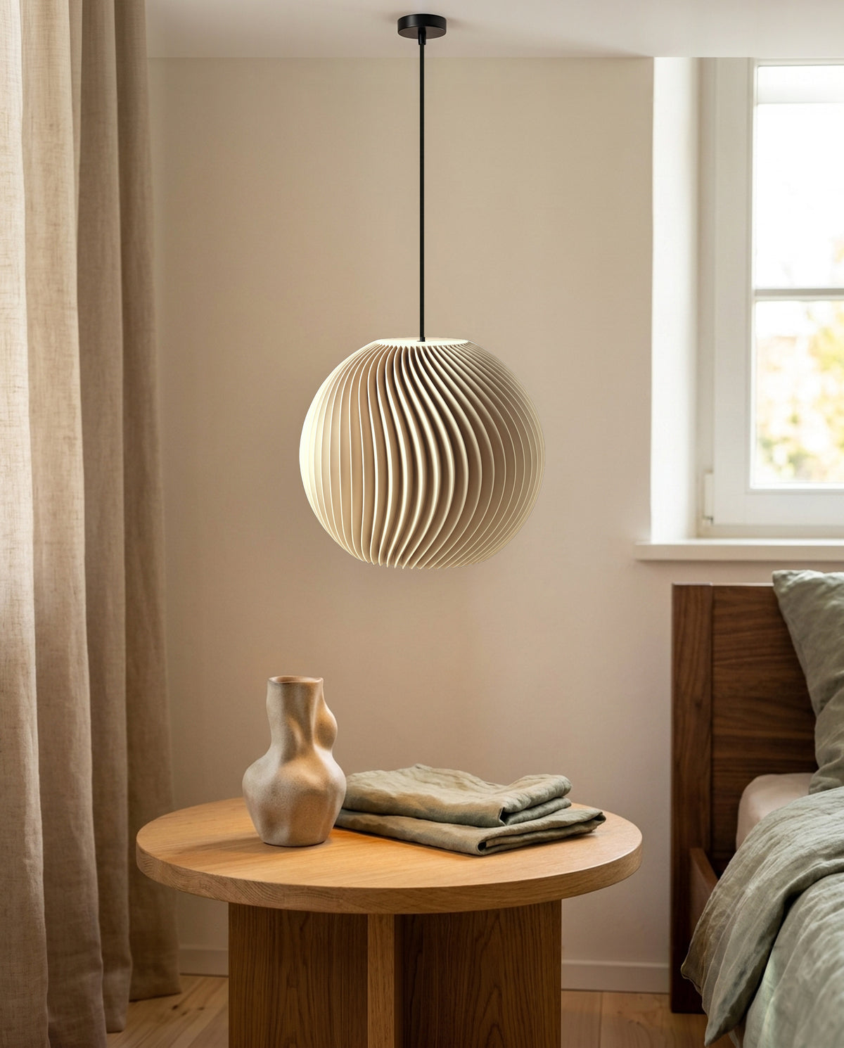 Onda Lampenschirm Kugel in Beige als Pendelleuchte im Schlafzimmer, ausgeschaltet bei Tageslicht