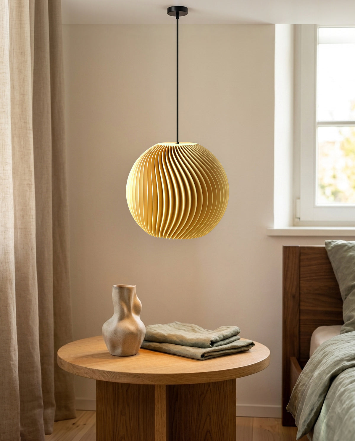 Onda Lampenschirm Kugel in Gelb als Pendelleuchte im Schlafzimmer, ausgeschaltet bei Tageslicht