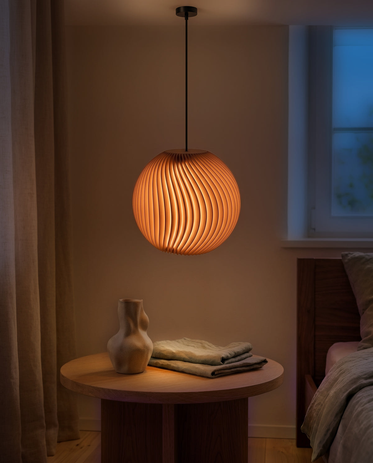 Onda Lampenschirm Kugel in Terracotta als Pendelleuchte im Schlafzimmer, am Abend gedimmt eingeschaltet