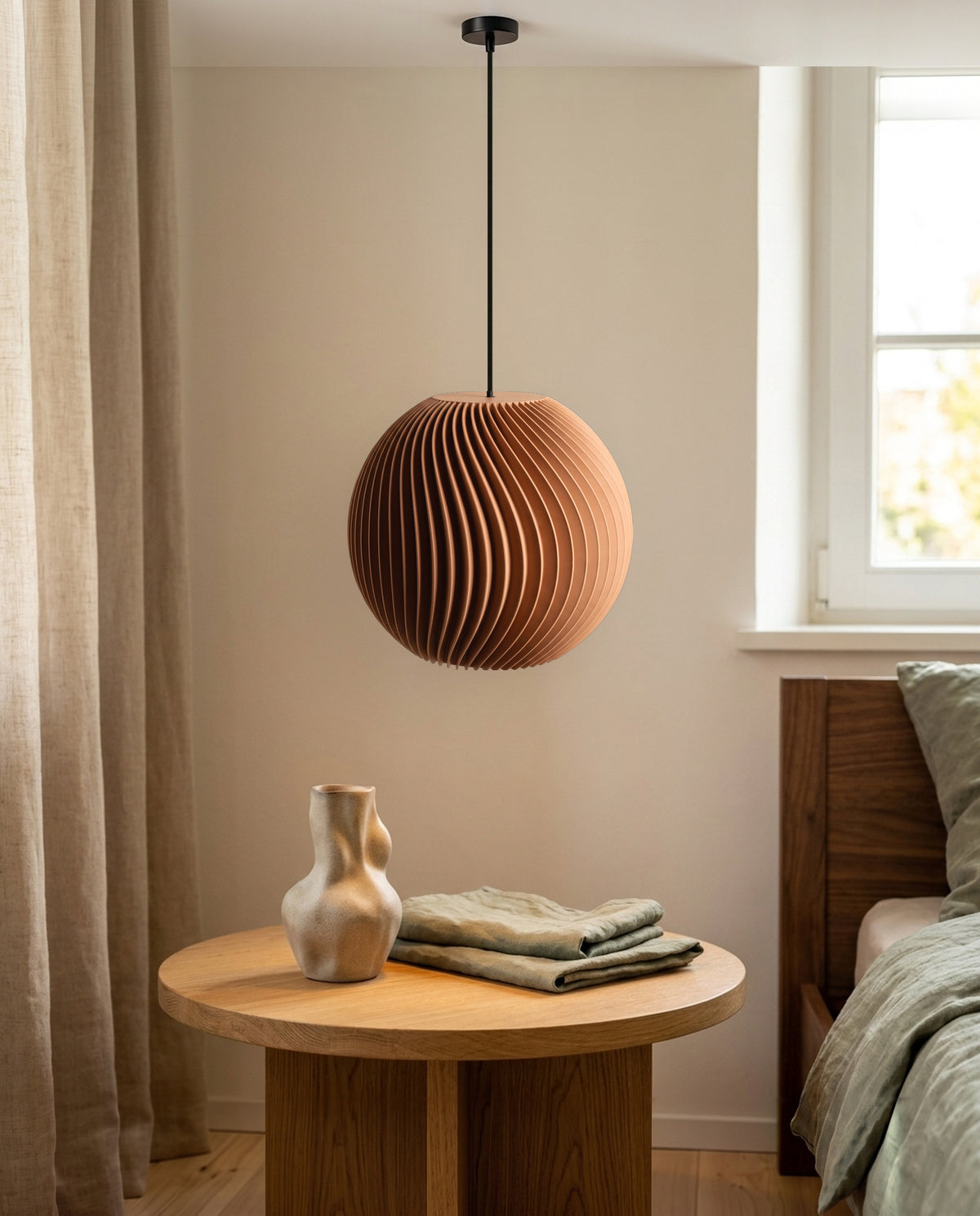 Onda Lampenschirm Kugel in Terracotta als Pendelleuchte im Schlafzimmer, ausgeschaltet bei Tageslicht