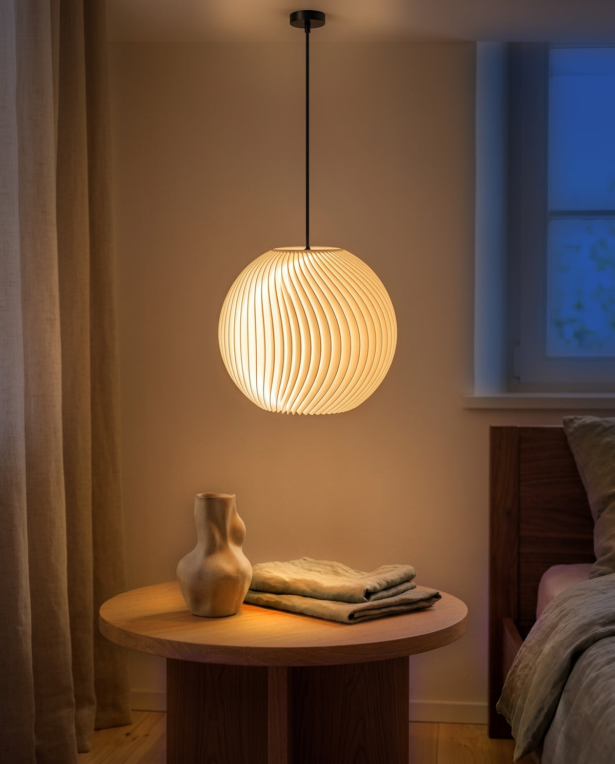 Onda Lampenschirm Kugel in Weiß als Pendelleuchte im Schlafzimmer, am Abend eingeschaltet, warmes Licht