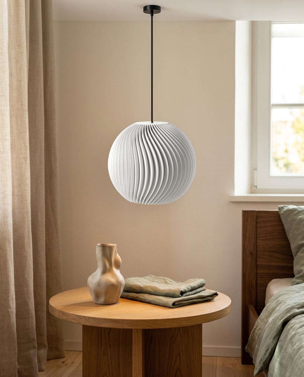 Onda Lampenschirm Kugel in Weiß als Pendelleuchte im Schlafzimmer, ausgeschaltet bei Tageslicht