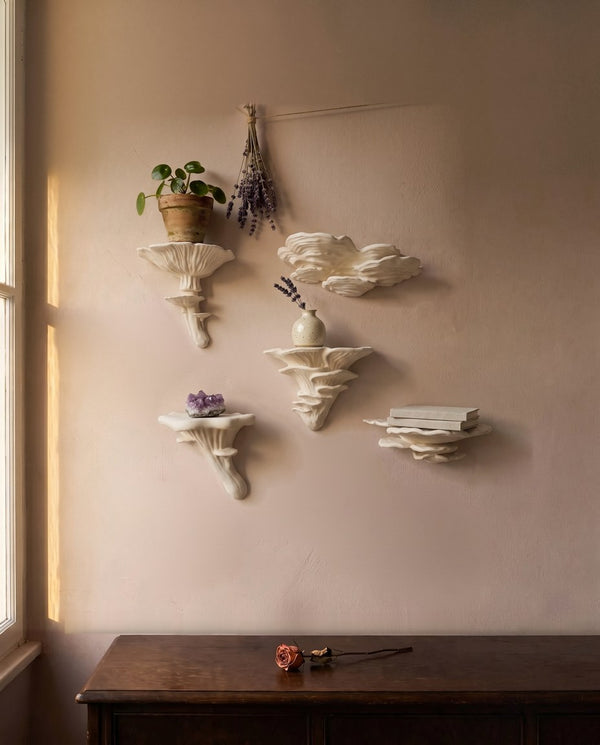 Pilzwandregal-Set in Weiß, Größe L, mit hängendem Lavendelbund, Pilea im Terrakottatopf, Steingutvase mit Lavendelzweig, Amethyst und zwei Leinenbüchern — die Gruppe ist rund 58 cm breit