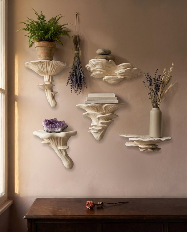 Pilzwandregal-Set in Weiß, Größe XL, mit großem Lavendelbund, Farn, Flusssteinen, drei Leinenbüchern, Amethyst und hoher Vase mit Lavendel und Gräsern — die Gruppe ist rund 76 cm breit