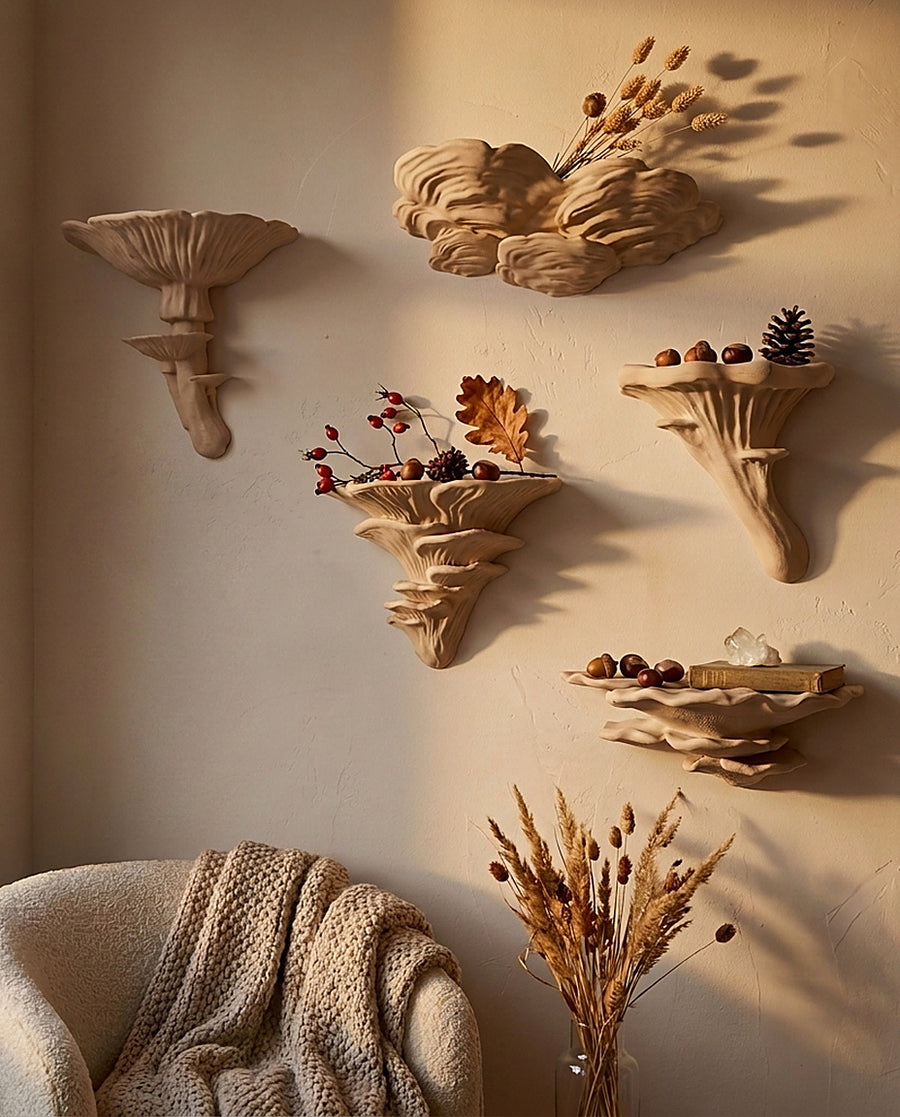 Pilzwandregal-Set 5-teilig in Beige mit Herbstdeko: Hagebutten, Eichenblatt, Zapfen, Kastanien, Trockenähren und ein Bergkristall, darunter ein Sessel mit Strickdecke