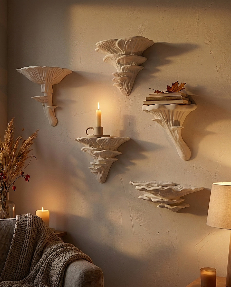 Pilzwandregal-Set 5-teilig in Weiß an beiger Wand mit Büchern und Herbstlaub, abends
