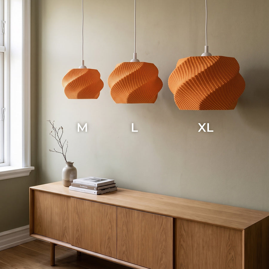 Wave Lampenschirm Orange in drei Größen nebeneinander: M 25 cm, L 30 cm, XL 35 cm