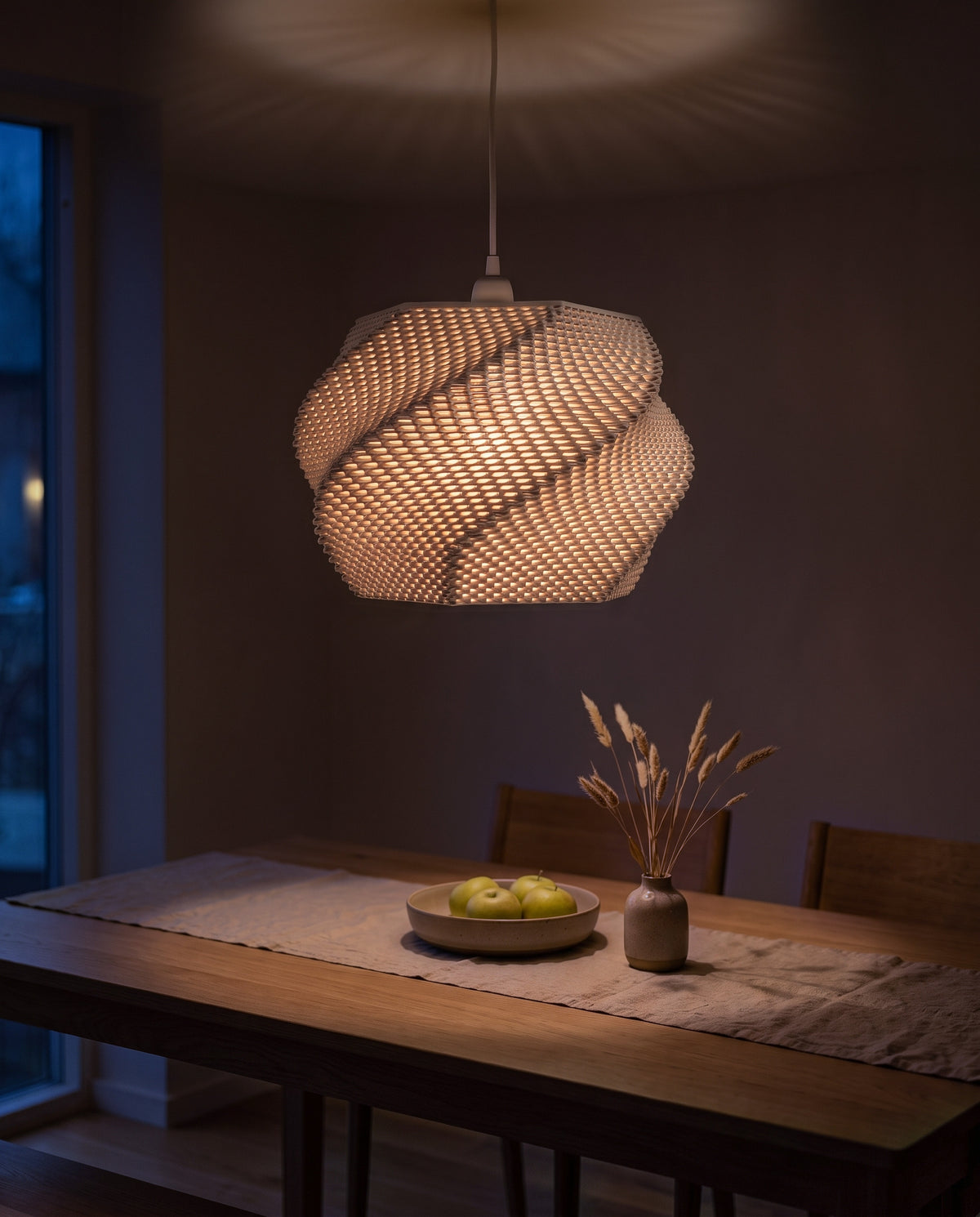 Wave Lampenschirm Grau XL (35 cm) im Esszimmer bei Nacht – gedämpftes, warm-taupefarbenes Licht
