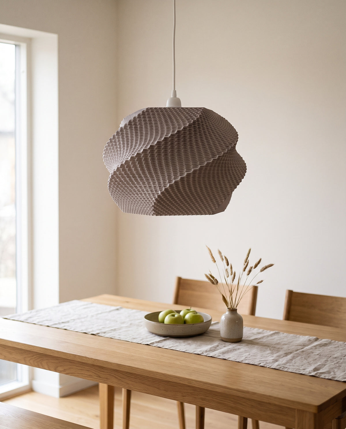 Wave Lampenschirm Grau XL (35 cm) als Pendelleuchte im Esszimmer bei Tageslicht, ausgeschaltet