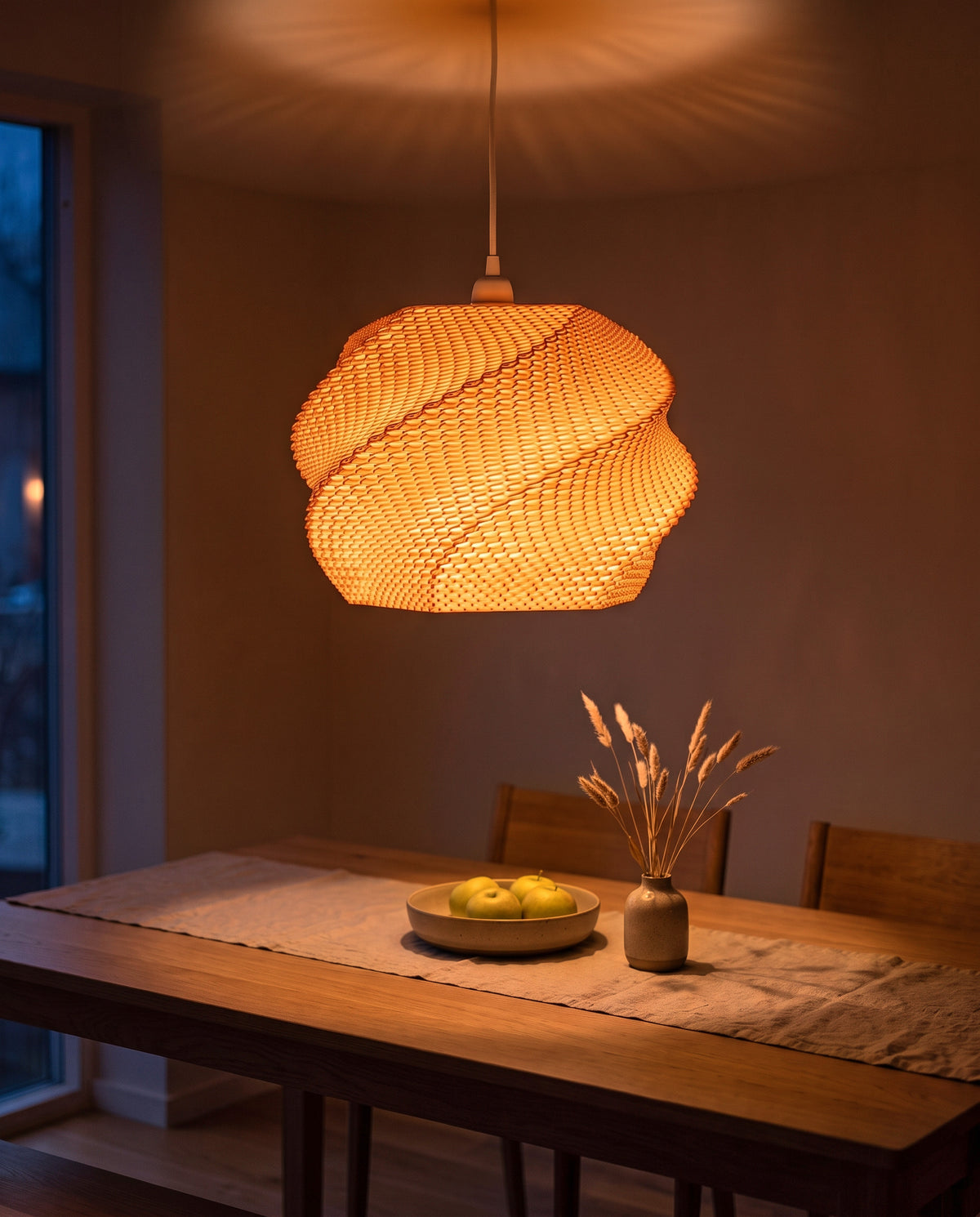 Wave Lampenschirm Orange XL (35 cm) im Esszimmer bei Nacht – warm-orange getöntes Licht im Raum