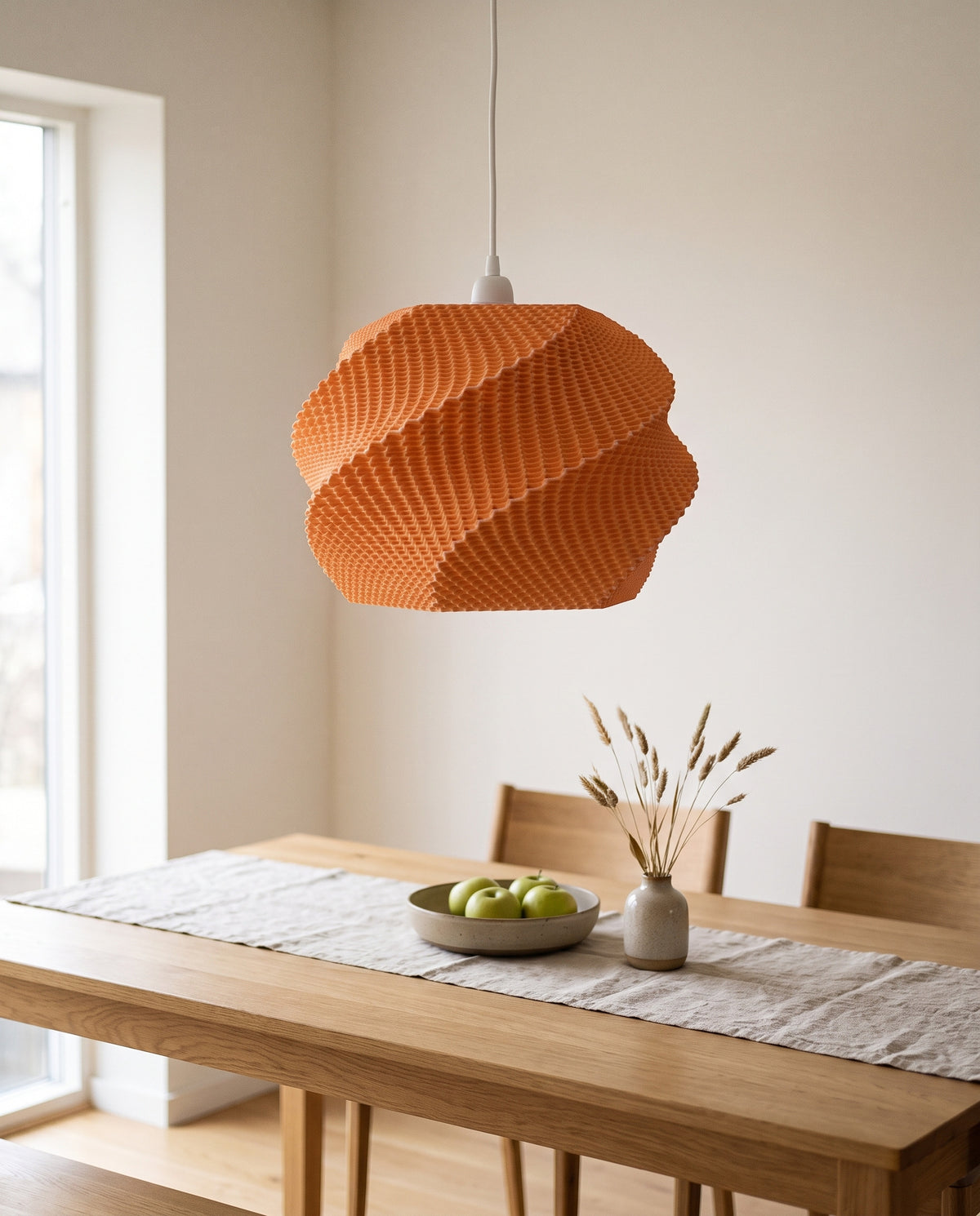Wave Lampenschirm Orange XL (35 cm) als Pendelleuchte im Esszimmer bei Tageslicht, ausgeschaltet