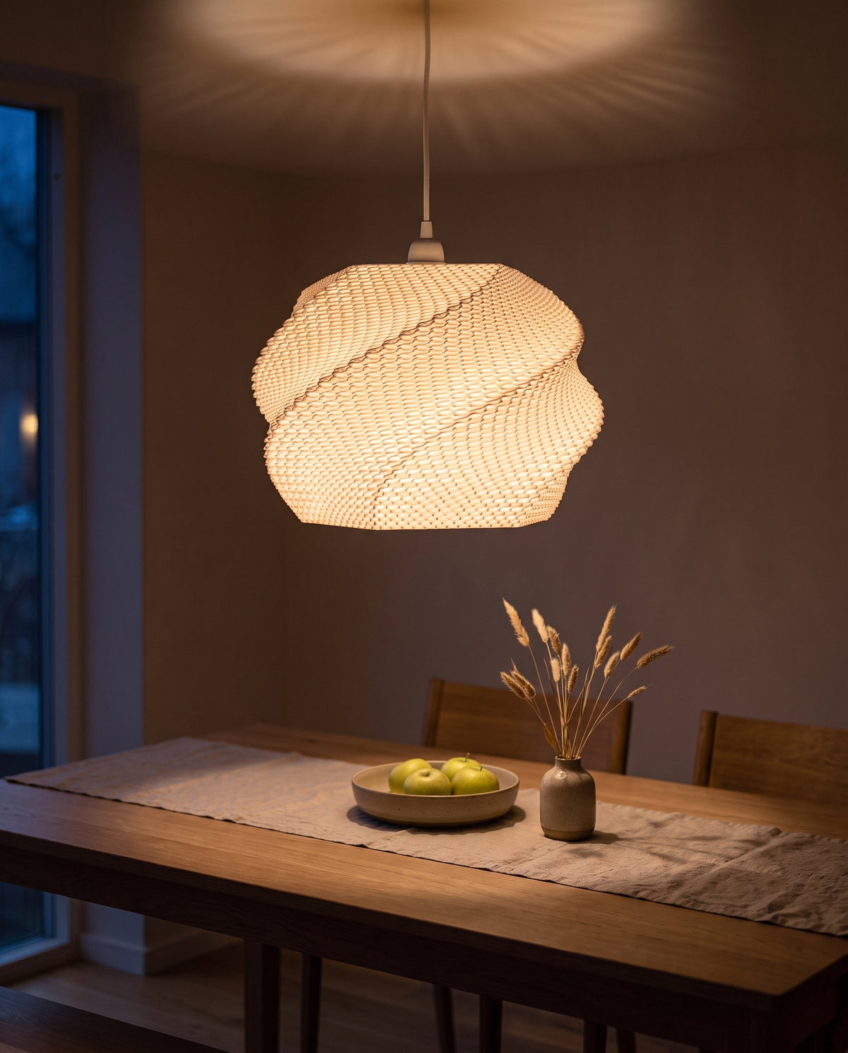 Wave Lampenschirm Weiß XL (35 cm) im Esszimmer bei Nacht – der Schirm leuchtet den Raum warm aus
