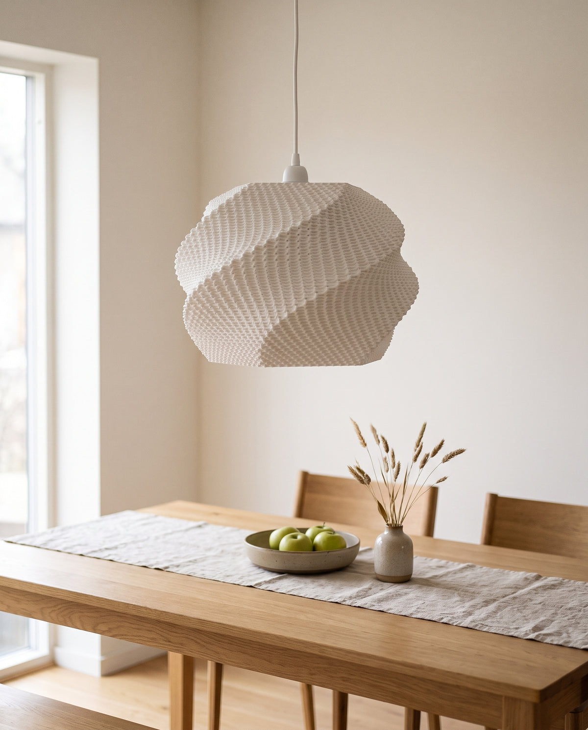 Wave Lampenschirm Weiß XL (35 cm) als Pendelleuchte im Esszimmer bei Tageslicht, ausgeschaltet